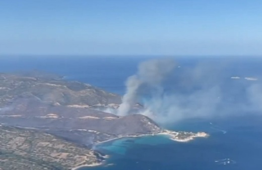 VIDEO Zeci de turiști - obligați să fugă de pe plajă cu barca, în Sardinia. Probleme și în Grecia, Turcia și Bulgaria