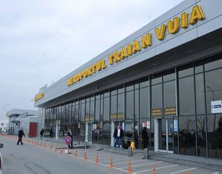 FOTO Haos pe Aeroportul Timișoara - Sute de pasageri au așteptat ore întregi o cursă 