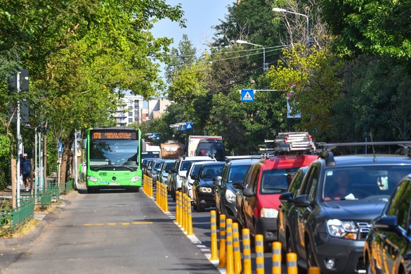 VIDEO&FOTO Primăria Sector 6, după ce a deschis o bandă specială: 3 minute cu autobuzul, 18 minute cu mașina personală. Ce alegi?