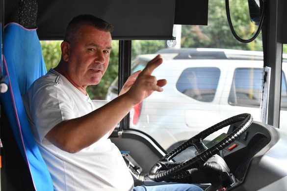 VIDEO&FOTO Primăria Sector 6, după ce a deschis o bandă specială: 3 minute cu autobuzul, 18 minute cu mașina personală. Ce alegi?