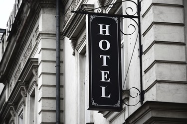 Anunțuri înșelătoare pe Booking, ghiduri de călătorie false… Cum stimulează inteligența artificială escrocheriile în turism