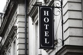 Anunțuri înșelătoare pe Booking, ghiduri de călătorie false… Cum stimulează inteligența artificială escrocheriile în turism