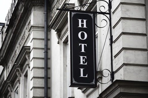 Anunțuri înșelătoare pe Booking, ghiduri de călătorie false… Cum stimulează inteligența artificială escrocheriile în turism