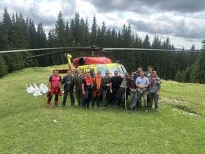 Brânză evacuată cu elicopterul Black Hawk de la stânele din Broșteni FOTO