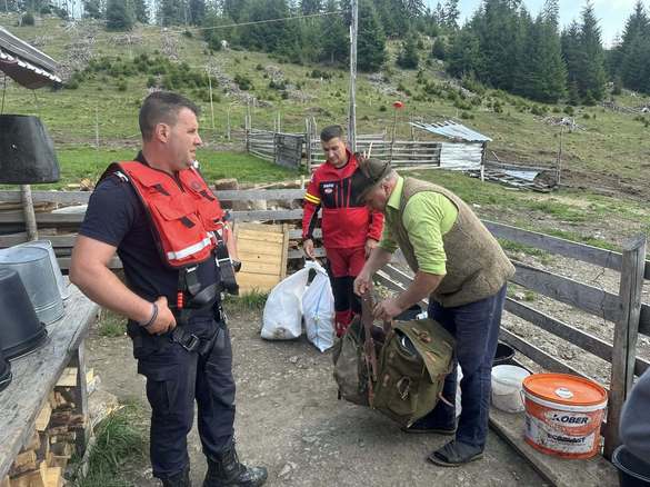 Brânză evacuată cu elicopterul Black Hawk de la stânele din Broșteni FOTO