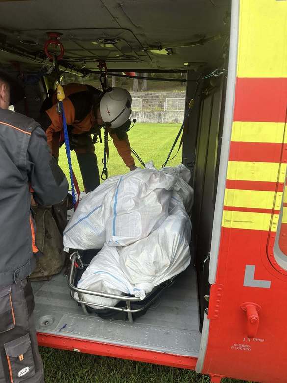 Brânză evacuată cu elicopterul Black Hawk de la stânele din Broșteni FOTO