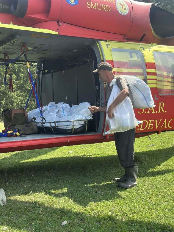 Brânză evacuată cu elicopterul Black Hawk de la stânele din Broșteni FOTO