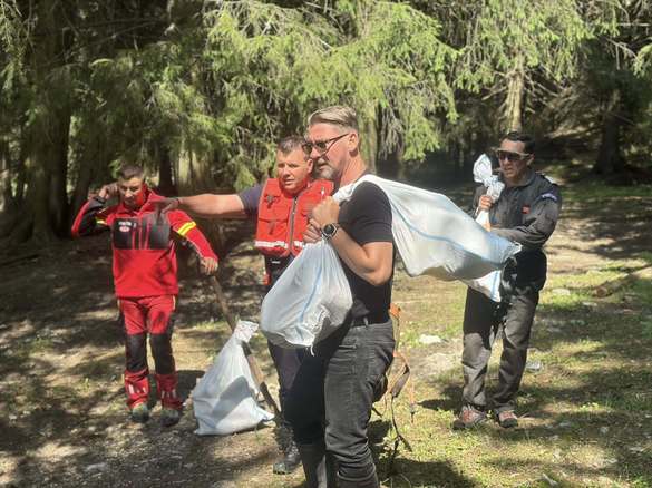 Brânză evacuată cu elicopterul Black Hawk de la stânele din Broșteni FOTO