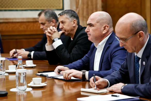 FOTO Bolojan promite profesorilor simplificări în sistemul de învățământ, după ce le-a majorat norma cu 2 ore 