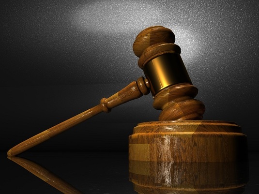 Avocat implicat în fraude imobiliare, trimis în judecată pentru înstrăinarea fictivă a unor mașini de lux