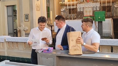 FOTO Nicușor Dan, la Roșia Montană: Am mâncat compoturi, am băut diverse sucuri, am mâncat slănină, șorici, toate făcute în casă, lapte muls direct de la vacă. Putem aduce 2 milioane turiști