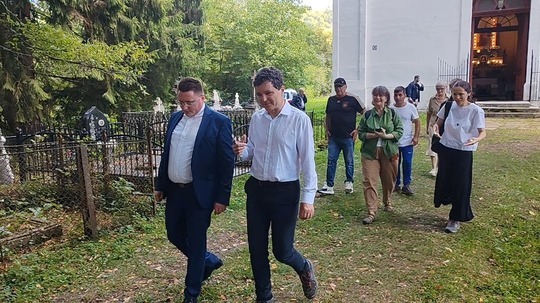 FOTO Nicușor Dan, la Roșia Montană: Am mâncat compoturi, am băut diverse sucuri, am mâncat slănină, șorici, toate făcute în casă, lapte muls direct de la vacă. Putem aduce 2 milioane turiști