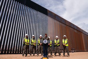 FOTO INEDIT Metodă direct de la Trump: Zidul dintre SUA și Mexic, vopsit în negru ca să se ...încingă și să-i împiedice pe imigranți să-l escaladeze