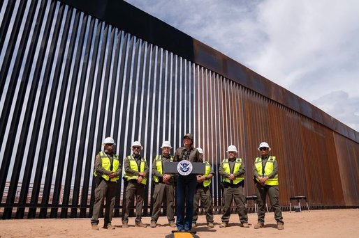 FOTO INEDIT Metodă direct de la Trump: Zidul dintre SUA și Mexic, vopsit în negru ca să se ...încingă și să-i împiedice pe imigranți să-l escaladeze