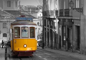 ULTIMA ORĂ Celebrul funicular din Lisabona a deraiat și s-a prăbușit. Morți și răniți VIDEO
