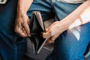 Mulți români nu au putut achita la timp unele cheltuieli curente importante