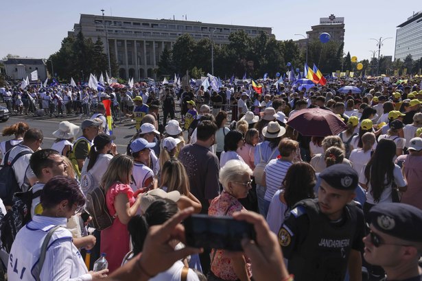 Protest al profesorilor în Piața Victoriei FOTO
