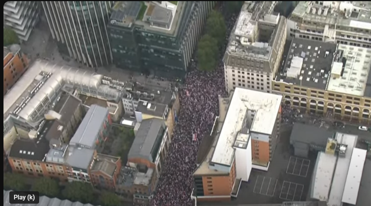 VIDEO Londra: 110.000 de persoane la un marș masiv anti-imigrație. Omagiu adus activistului conservator american Charlie Kirk