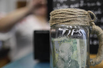 Bacșișul, trecut direct de restaurante și cafenele la plata cu cardul. Mulți clienți nemulțumiți