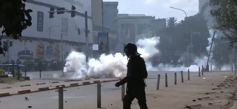 VIDEO Haos la Nairobi. Poliția trage cu gloanțe și gaze lacrimogene asupra mulțimii venite să vadă trupul fostului prim-ministru 