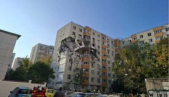 ULTIMA ORĂ VIDEO&FOTO Explozie extrem de puternică într-un bloc din sectorul 5 al Capitalei. Bucăți din clădire s-au desprins și au căzut lângă bloc