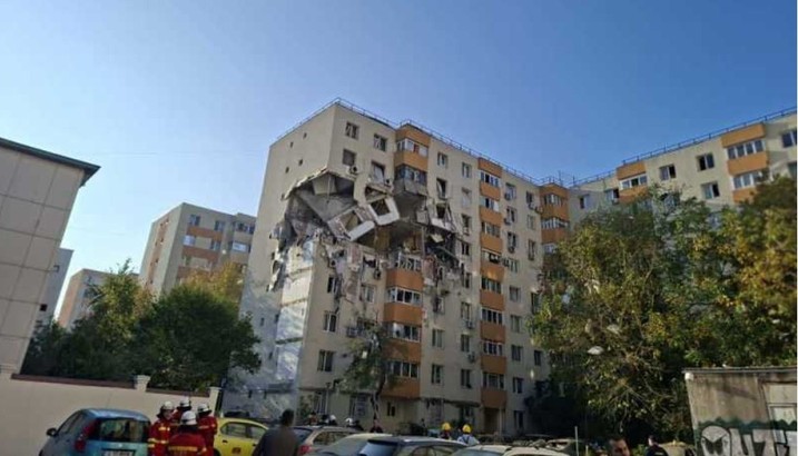 ULTIMA ORĂ VIDEO&FOTO Explozie extrem de puternică într-un bloc din sectorul 5 al Capitalei. Bucăți din clădire s-au desprins și au căzut lângă bloc