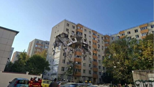 ULTIMA ORĂ VIDEO&FOTO Explozie extrem de puternică într-un bloc din sectorul 5 al Capitalei. Bucăți din clădire s-au desprins și au căzut lângă bloc