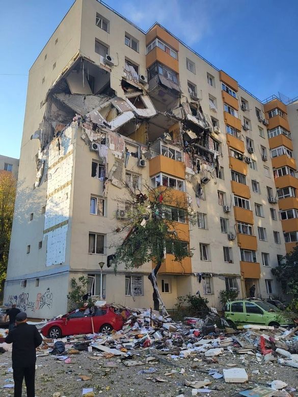 ULTIMA ORĂ VIDEO&FOTO Explozie extrem de puternică într-un bloc din sectorul 5 al Capitalei. Bucăți din clădire s-au desprins și au căzut lângă bloc