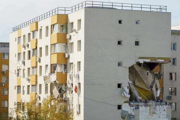 Explozie puternică în București - Distrigaz prelungește întreruperea alimentării cu gaze în zona blocului distrus. Străzile afectate 