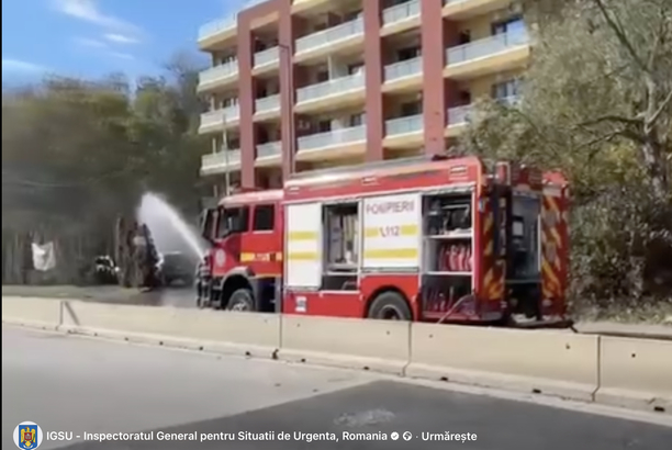 VIDEO Zeci de persoane evacuate dintr-un hotel din Pipera, după ce un incendiu produs la două automobile s-a extins la o țeavă de gaze