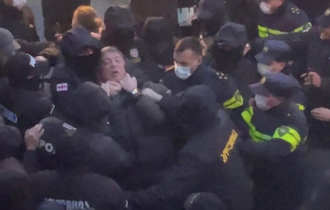 ULTIMA ORĂ Protestatari înarmați cu bâte au pătruns cu forța în sediul reuniunii COP30 - VIDEO