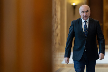 ULTIMA ORĂ Bolojan anunță creșterea la 15 ani a perioadei de tranziție pentru pensionarea magistraților la 65 de ani. Cuantumul pensiei rămâne la 70% din salariu