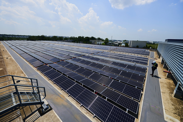Au apărut panouri fotovoltaice în balcoane. Cât costă și cât economisești FOTO