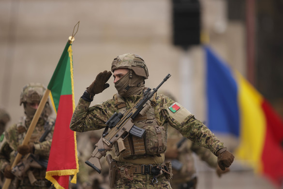 Imagini spectaculoase - 3.000 militari, inclusiv străini, pe sub Arcul de Triumf FOTO&VIDEO