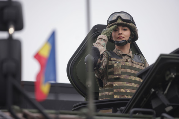 Imagini spectaculoase - 3.000 militari, inclusiv străini, pe sub Arcul de Triumf FOTO&VIDEO