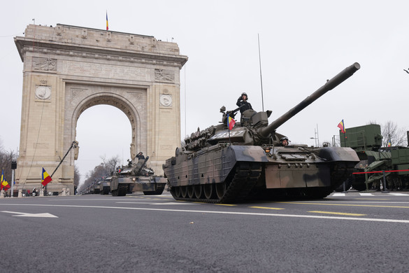 Imagini spectaculoase - 3.000 militari, inclusiv străini, pe sub Arcul de Triumf FOTO&VIDEO