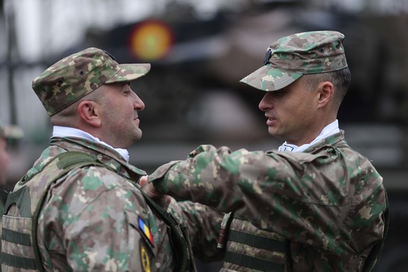 Imagini spectaculoase - 3.000 militari, inclusiv străini, pe sub Arcul de Triumf FOTO&VIDEO