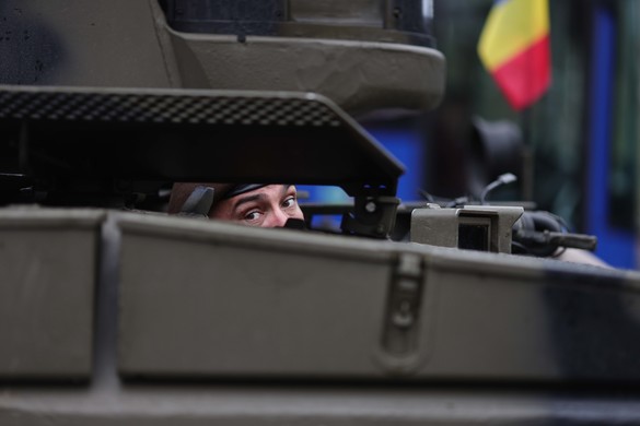 Imagini spectaculoase - 3.000 militari, inclusiv străini, pe sub Arcul de Triumf FOTO&VIDEO