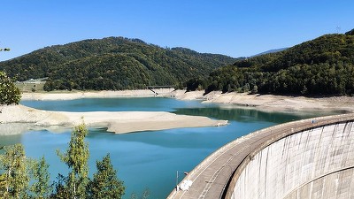 VIDEO&FOTO Criză de apă în Prahova - Pompierii au adus cisterne și baxuri cu apă potabilă