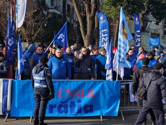 VIDEO Mii de bugetari protestează în fața Palatului Cotroceni, nemulțumiți de înghețarea salariilor și tăierile anunțate de Guvern