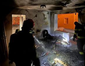 Explozie urmată de incendiu într-un bloc din Onești FOTO