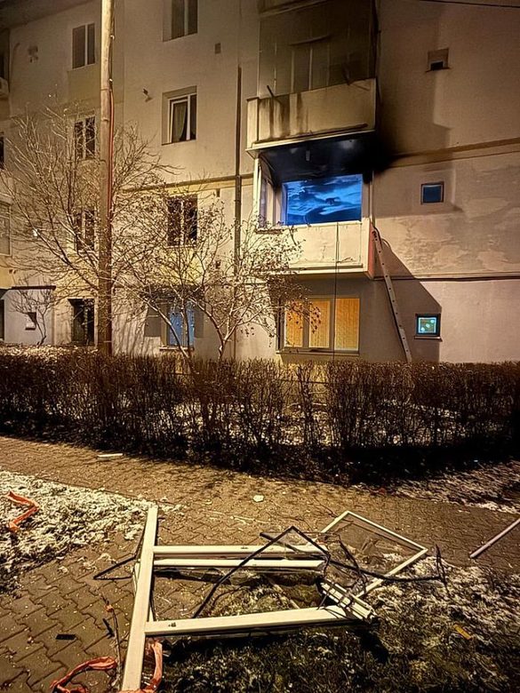 Explozie urmată de incendiu într-un bloc din Onești FOTO