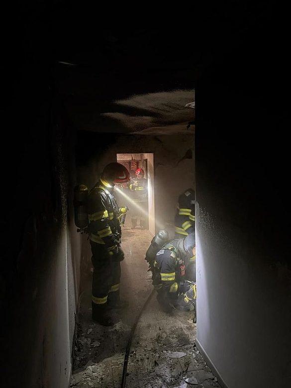 Explozie urmată de incendiu într-un bloc din Onești FOTO