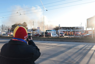 Imagini cu puternicul incendiu din capitală. Pompierii au adus 16 autospeciale FOTO