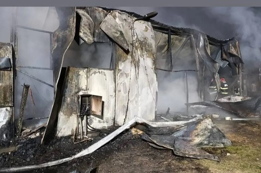 VIDEO Incendiu puternic la o hală din județul Argeș. Sunt afectate și utilaje