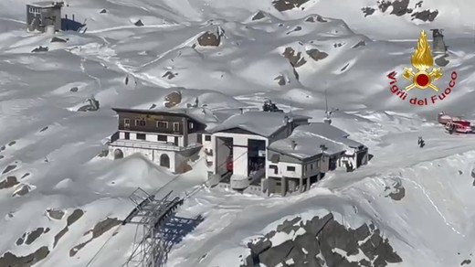 Zeci de oameni au rămas blocați la 2.800 metri altitudine, în Italia VIDEO