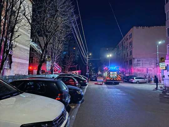 Incendiu puternic într-un bloc din Alexandria FOTO