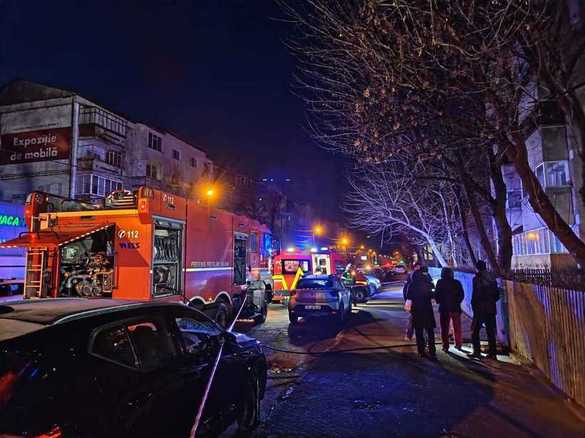 Incendiu puternic într-un bloc din Alexandria FOTO