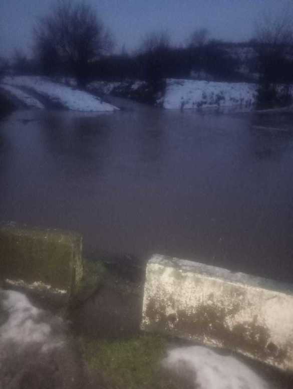 Drum național închis, apele pârâului au ajuns pe carosabil FOTO