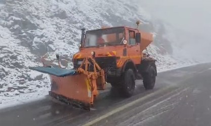 Drum național închis, apele pârâului au ajuns pe carosabil FOTO